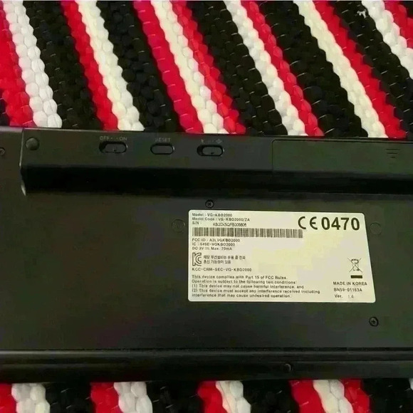 Samsung Bluetooth Keyboard with remote functionality & track pad. 2AA batteries - Picture 4 of 6